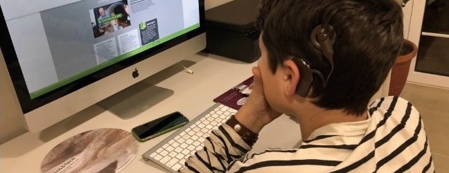 El 93% d’alumnat amb sordesa a Catalunya necessita bucles magnètics, subtitulació i emissores FM als centres educatius, perquè es comunica parlant oralment.