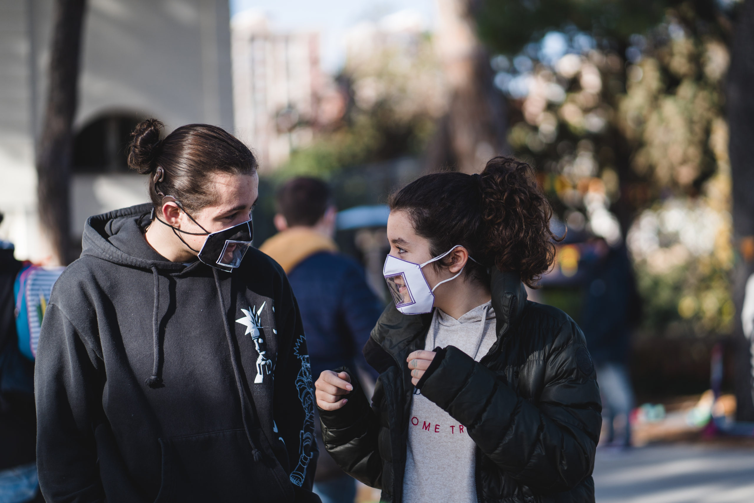 Les persones amb sordesa celebren la retirada de mascaretes en els interiors però reivindiquen més suports en accessibilitat per no ser excloses