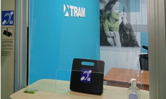 Un total de 47 parades del Trambaix i dues oficines d’atenció al client ja tenen bucle magnètic per a les persones amb sordesa.