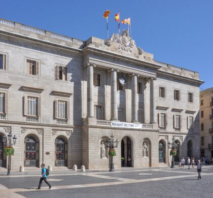 L’ajuntament de Barcelona aprova garantir la subtitulació accessible a tots els actes públics municipals