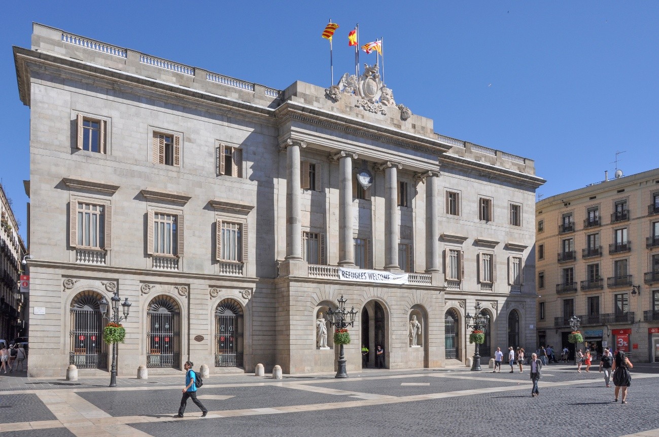 L’ajuntament de Barcelona aprova garantir la subtitulació accessible a tots els actes públics municipals