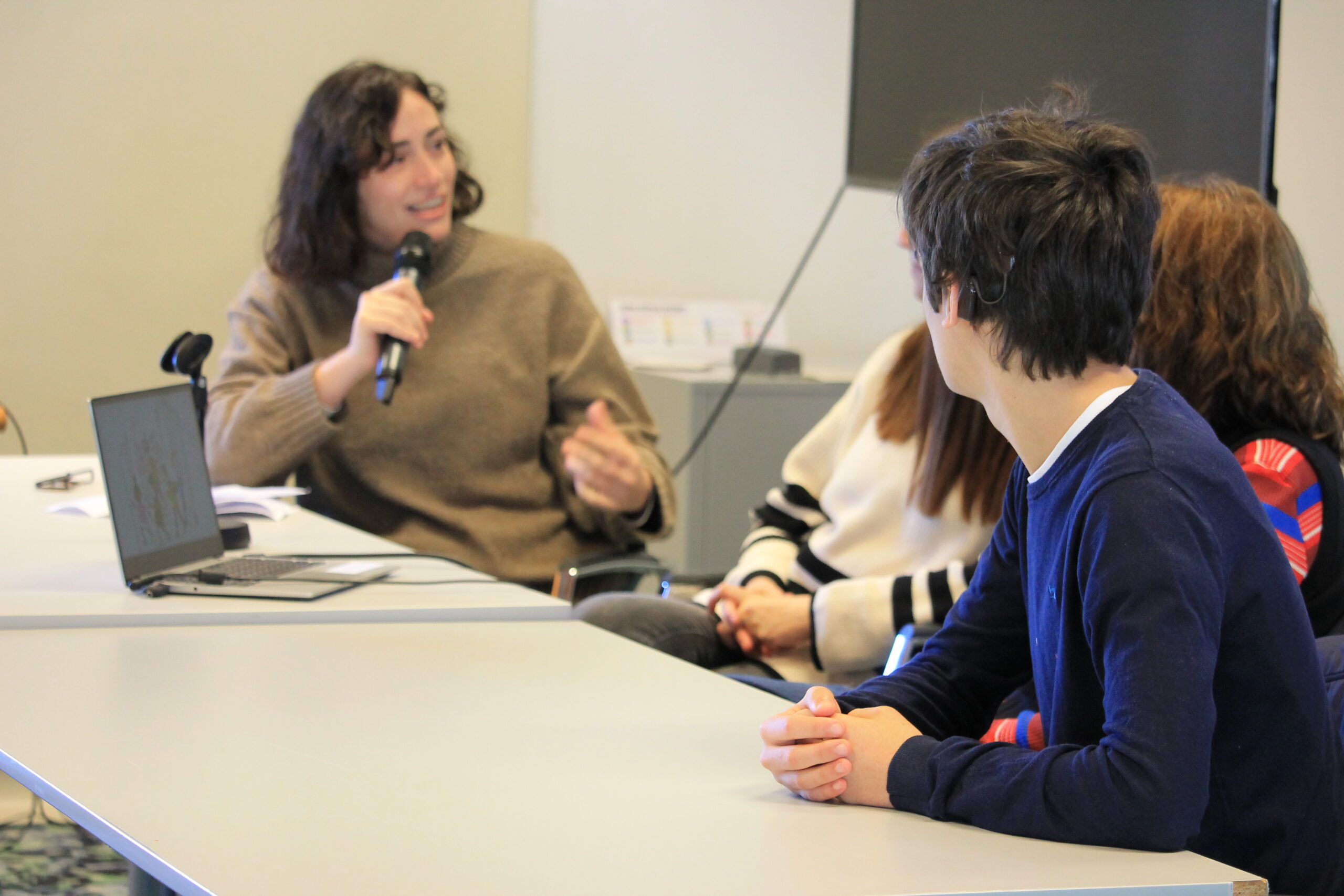 Els estudiants majors de 26 anys poden demanar ajudes de 3.000€ per als audiòfons: oberta la convocatòria del Programa Reina Letizia per a la Inclusió
