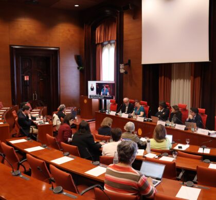La cobertura universal de les pròtesis auditives arriba al Parlament