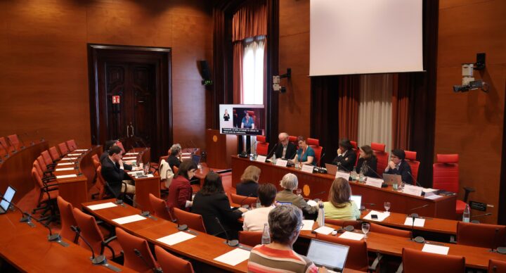 La cobertura universal de les pròtesis auditives arriba al Parlament