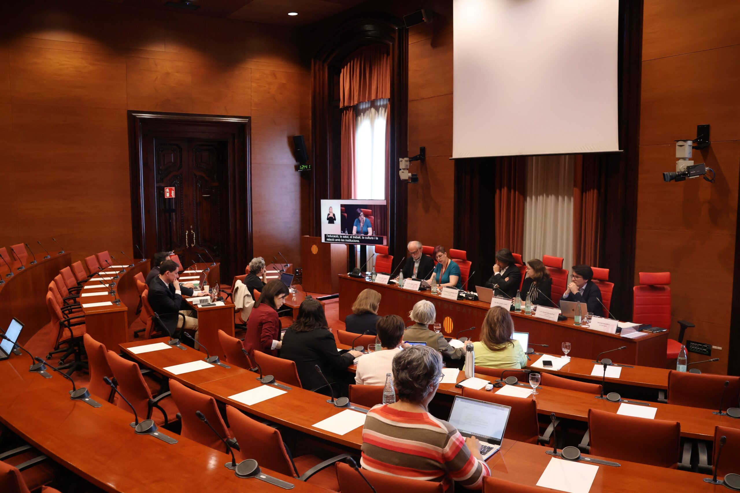 La cobertura universal de les pròtesis auditives arriba al Parlament