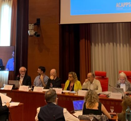 La Federació ACAPPS demana al Parlament garantir l’accés universal a les pròtesis auditives sense límit d’edat: “Catalunya no pot ser l’excepció negativa d’Europa”