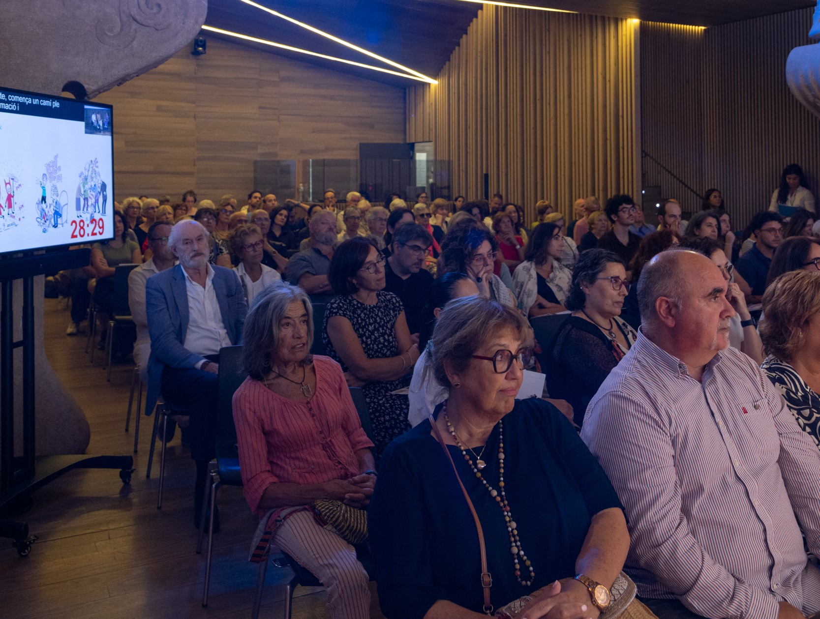 Més de 150 persones a la presentació del llibre “Tenim Sordesa” de la Marta Capdevila i l’associació ACAPPS: Gràcies!